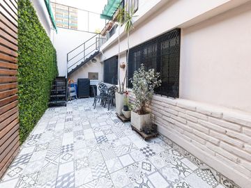 EN VENTA - DEPARTAMENTO DE PASILLO DOS DORMITORIOS CON PATIO - BARRIO ECHESORTU