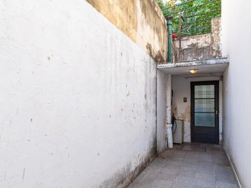 EN VENTA - DEPARTAMENTO DE PASILLO DOS DORMITORIOS CON PATIO - BARRIO ECHESORTU