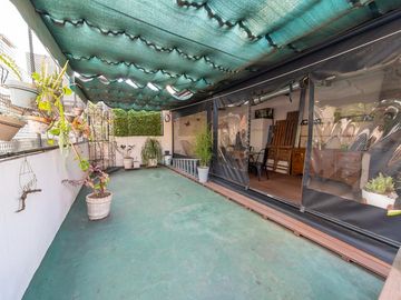 EN VENTA - DEPARTAMENTO DE PASILLO DOS DORMITORIOS CON PATIO - BARRIO ECHESORTU