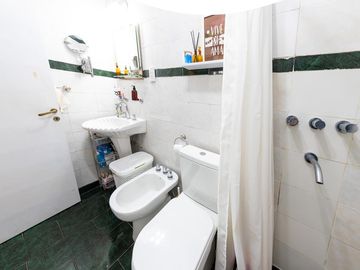 EN VENTA - DEPARTAMENTO DE PASILLO DOS DORMITORIOS CON PATIO - BARRIO ECHESORTU