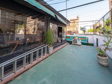 EN VENTA - DEPARTAMENTO DE PASILLO DOS DORMITORIOS CON PATIO - BARRIO ECHESORTU
