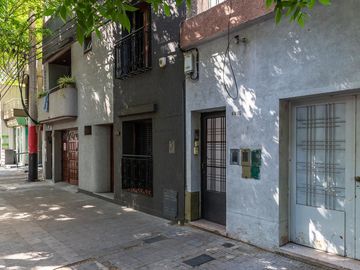 EN VENTA - DEPARTAMENTO DE PASILLO DOS DORMITORIOS CON PATIO - BARRIO ECHESORTU