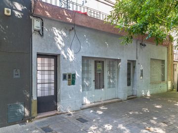 EN VENTA - DEPARTAMENTO DE PASILLO DOS DORMITORIOS CON PATIO - BARRIO ECHESORTU