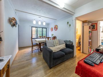 EN VENTA - DEPARTAMENTO DE PASILLO DOS DORMITORIOS CON PATIO - BARRIO ECHESORTU