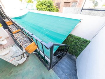 EN VENTA - DEPARTAMENTO DE PASILLO DOS DORMITORIOS CON PATIO - BARRIO ECHESORTU