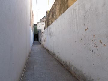 EN VENTA - DEPARTAMENTO DE PASILLO DOS DORMITORIOS CON PATIO - BARRIO ECHESORTU