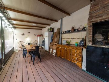 EN VENTA - DEPARTAMENTO DE PASILLO DOS DORMITORIOS CON PATIO - BARRIO ECHESORTU