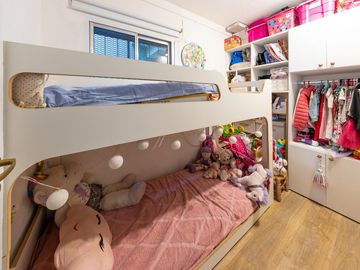 EN VENTA - DEPARTAMENTO DE PASILLO DOS DORMITORIOS CON PATIO - BARRIO ECHESORTU