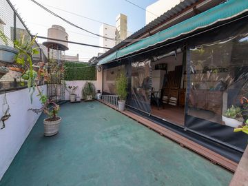 EN VENTA - DEPARTAMENTO DE PASILLO DOS DORMITORIOS CON PATIO - BARRIO ECHESORTU