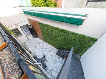 EN VENTA - DEPARTAMENTO DE PASILLO DOS DORMITORIOS CON PATIO - BARRIO ECHESORTU