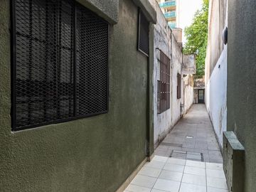 EN VENTA - DEPARTAMENTO DE PASILLO DOS DORMITORIOS CON PATIO - BARRIO ECHESORTU