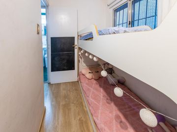 EN VENTA - DEPARTAMENTO DE PASILLO DOS DORMITORIOS CON PATIO - BARRIO ECHESORTU