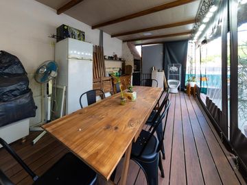 EN VENTA - DEPARTAMENTO DE PASILLO DOS DORMITORIOS CON PATIO - BARRIO ECHESORTU