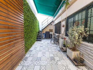 EN VENTA - DEPARTAMENTO DE PASILLO DOS DORMITORIOS CON PATIO - BARRIO ECHESORTU