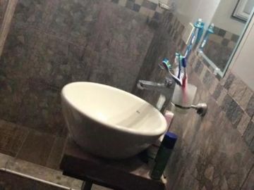 VENTA - CASA DE 5 AMBIENTES TOTALMENTE REFACCIONADA A NUEVO -  VILLA UDAONDO