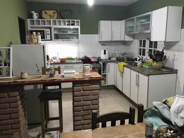VENTA - CASA DE 5 AMBIENTES TOTALMENTE REFACCIONADA A NUEVO -  VILLA UDAONDO