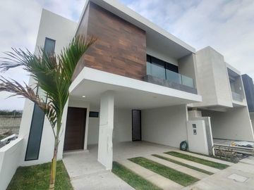 VENTA DE CASA NUEVA EN FRACC. LOMAS DE LA RIOJA ALVARADO,VER.