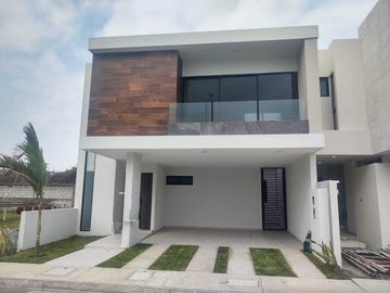 VENTA DE CASA NUEVA EN FRACC. LOMAS DE LA RIOJA ALVARADO,VER.