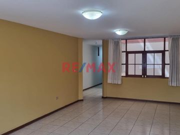 Se alquila amplio y cómodo departamento en una zona muy tranquila y segura, en segundo piso con 03 habitaciones y dos baños, sala  y comedor con buena