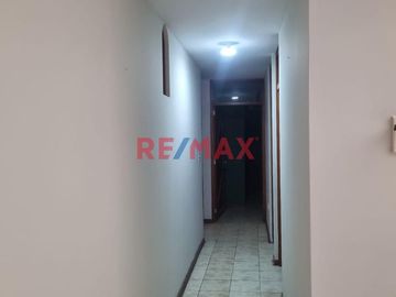 Se alquila amplio y cómodo departamento en una zona muy tranquila y segura, en segundo piso con 03 habitaciones y dos baños, sala  y comedor con buena