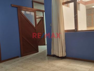 Se alquila amplio y cómodo departamento en una zona muy tranquila y segura, en segundo piso con 03 habitaciones y dos baños, sala  y comedor con buena