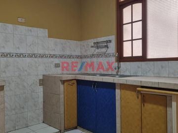 Se alquila amplio y cómodo departamento en una zona muy tranquila y segura, en segundo piso con 03 habitaciones y dos baños, sala  y comedor con buena