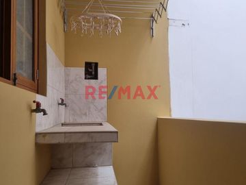 Se alquila amplio y cómodo departamento en una zona muy tranquila y segura, en segundo piso con 03 habitaciones y dos baños, sala  y comedor con buena