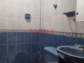 Se alquila amplio y cómodo departamento en una zona muy tranquila y segura, en segundo piso con 03 habitaciones y dos baños, sala  y comedor con buena