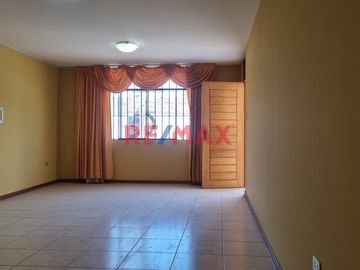 Se alquila amplio y cómodo departamento en una zona muy tranquila y segura, en segundo piso con 03 habitaciones y dos baños, sala  y comedor con buena