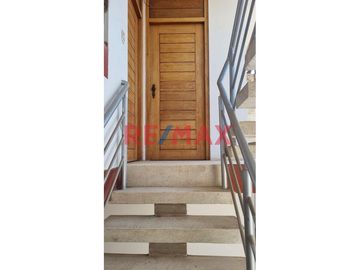 Se alquila amplio y cómodo departamento en una zona muy tranquila y segura, en segundo piso con 03 habitaciones y dos baños, sala  y comedor con buena