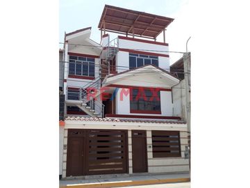 Se alquila amplio y cómodo departamento en una zona muy tranquila y segura, en segundo piso con 03 habitaciones y dos baños, sala  y comedor con buena