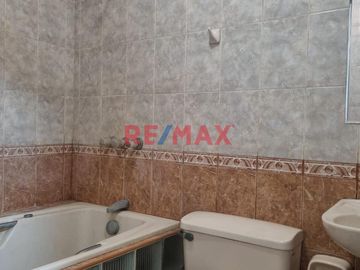 Se alquila amplio y cómodo departamento en una zona muy tranquila y segura, en segundo piso con 03 habitaciones y dos baños, sala  y comedor con buena