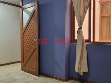 Se alquila amplio y cómodo departamento en una zona muy tranquila y segura, en segundo piso con 03 habitaciones y dos baños, sala  y comedor con buena