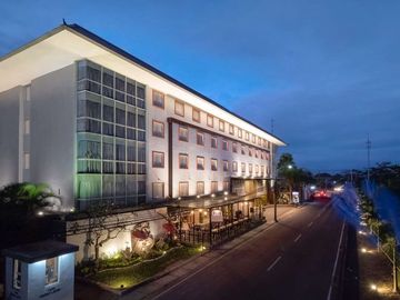 Hotel Mewah Kawasan Sunset Road Seminyak Strategis Siap Pakai