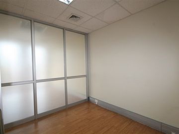 Oficina cercana al Metro de vista privilegiada en piso alto.
