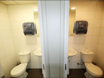 Oficina cercana al Metro de vista privilegiada en piso alto.