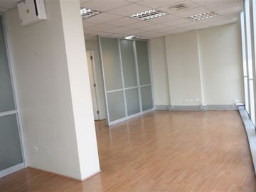 Oficina cercana al Metro de vista privilegiada en piso alto.