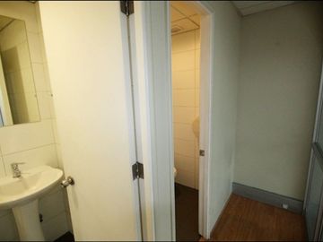 Oficina cercana al Metro de vista privilegiada en piso alto.
