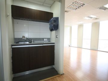 Oficina cercana al Metro de vista privilegiada en piso alto.