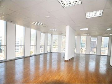 Oficina cercana al Metro de vista privilegiada en piso alto.