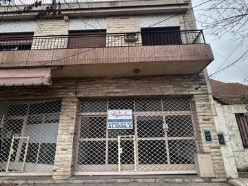 Hurlingham: Importante propiedad en Avenida Vergara.