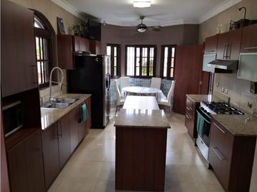VENDO HERMOSA CASA EN EL DORAL (COSTA SUR)