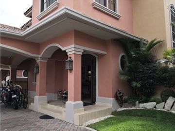 VENDO HERMOSA CASA EN EL DORAL (COSTA SUR)