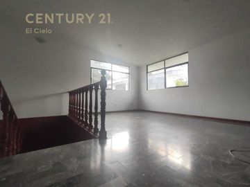 Casa venta en San Cristóbal La Calera con amplio jardín