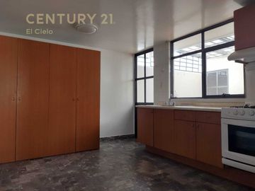 Casa venta en San Cristóbal La Calera con amplio jardín