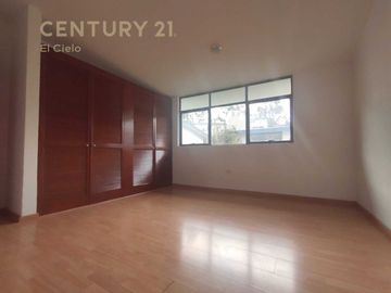 Casa venta en San Cristóbal La Calera con amplio jardín