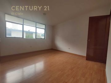 Casa venta en San Cristóbal La Calera con amplio jardín