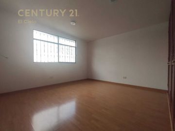 Casa venta en San Cristóbal La Calera con amplio jardín