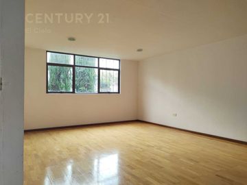 Casa venta en San Cristóbal La Calera con amplio jardín