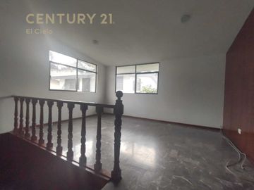 Casa venta en San Cristóbal La Calera con amplio jardín